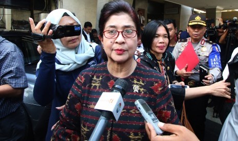 Menteri Kesehatan Nila F. Moeloek menjawab pertanyaan wartawan terkait kasus vaksin palsu saat mendatangi Bareskrim Mabes Polri, Jakarta, Kamis (30/6).