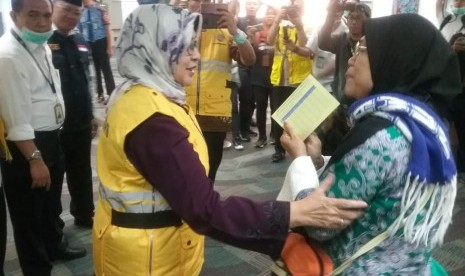 Menteri Kesehatan Nila F Moeloek Menyambut Kedatangan Jamaah Haji  asal Jakarta Selatan di Bandara Sotta, Senin (19/8).