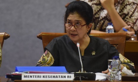 Menteri Kesehatan Nila F Moeloek menyampaikan pendapatnya dalam rapat kerja dengan Komisi IX DPR di Kompleks Parlemen, Senayan, Jakarta, Senin (4/9). 