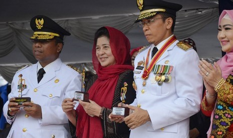 Menteri Kesehatan Nila Farid Moeloek (kedua kiri) didampingi Gubernur NTB M. Zainul Majdi (kedua kanan) dan Wagub NTB M. Amin (kiri) memegang souvenir berupa kerajinan wayang Sasak saat menghadiri peringatan Hari Ulang Tahun Provinsi NTB ke-57 di Mataram, 