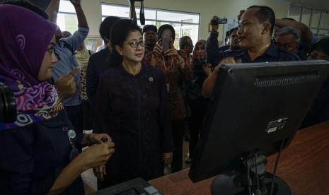 Menteri Kesehatan Nila Farid Moeloek (tengah) mendapat penjelasan dari pegawai puskesmas saat berkunjung di Puskesmas Desa Tamanan, Banguntapan, Bantul, DI Yogyakarta, Rabu (26/10).