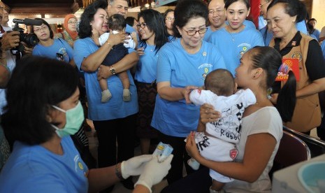 Menteri Kesehatan Nila Farid Moeloek (tengah) meninjau pelaksanaan vaksinasi pada Pencanangan Nasional Introduksi Vaksin Polio Suntik (IPV) 2016 di Gianyar, Bali, Jumat (22/7). 