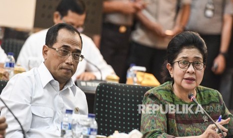 Menteri Kesehatan Nila Moeloek (kanan) 