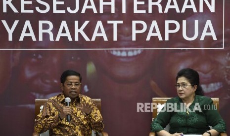 Menteri Kesehatan Nila Moeloek (kanan) dan Menteri Sosial Idrus Marham memaparkan kondisi kesehatan masyarakat Asmat dalam diskusi Forum Merdeka Barat bertema Memajukan Kesehatan dan Kesejahteraan Masyarakat Papua di Jakarta, Senin (29/1). 