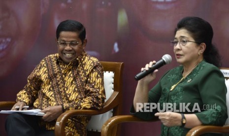 Menteri Kesehatan Nila Moeloek (kanan) dan Menteri Sosial Idrus Marham memaparkan kondisi kesehatan masyarakat Asmat dalam diskusi Forum Merdeka Barat bertema Memajukan Kesehatan dan Kesejahteraan Masyarakat Papua di Jakarta, Senin (29/1). 