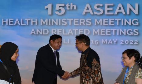 Menteri Kesehatan RI Budi Gunadi Sadikin (kedua kanan) bersalaman dengan Deputy Secretary-General of ASEAN Ekkaphab Phanthavong (kedua kiri) saat Pertemuan Menteri Kesehatan se-ASEAN dengan Menteri Kesehatan dan Layanan Masyarakat Amerika Serikat di Nusa Dua, Badung, Bali, Ahad (15/5/2022). Pertemuan tersebut merupakan rangkaian kegiatan the 15th ASEAN Health Ministers Meeting and Related Meetings di Bali.