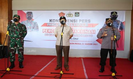 Menteri Kesehatan RI, Budi Gunadi Sadikin, Panglima TNI, Marsekal TNI Hadi Tjahjanto, S.I.P bersama Kapolri Jenderal Polisi Drs. Listyo Sigit Prabowo, M.Si.,  setelah melaksanakan peninjauan vaksinasi di Kulon Progo, rombongan langsung bertolak menuju Kabupaten Gunung Kidul dengan menggunakan Heli Caracal milik TNI, Sabtu (21/8). 