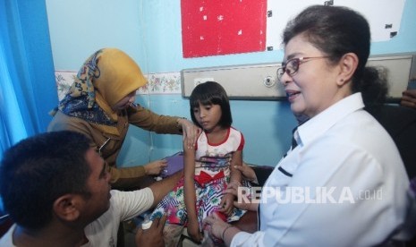 Menteri Kesehatan RI, Nila Moeloek (kanan) melakukan peninjauan pelaksanaan vaksinasi ulang di RSU Kecamatan Ciracas, Jakarta Timur, Senin (18/7).Republika/Rakhmawaty La'lang