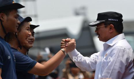 Menteri Kesehatan Terawan Agus Putranto (kanan) menyalami perwakilan ABK World Dream usai turun dari KRI Rumah Sakit Semarang di dermaga Komando Lintas Laut Militer (Kolinlamil), Jakarta, Sabtu (14/3/2020).(Antara/Aditya Pradana Putra)