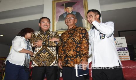 Menteri Kesehatan Terawan Agus Putranto (kedua kiri), Juru bicara pemerintah untuk penanganan COVID-19 Achmad Yurianto (kedua kanan), Dirut RSUP Persahabatan Rita Rogayah (kiri), dan Direktur Medik dan Keperawatan Alsen Arlan (kanan) bersiap memberikan keterangan pers terkait perkembangan pasien COVID-19 di RSUP Persahabatan, Jakarta, Kamis (12/3/2020).( Antara/Indrianto Eko Suwarso)