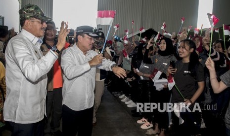 Menteri Kesehatan Terawan Agus Putranto (kedua kiri) menyapa sejumlah Warga Negara Indonesia (WNI) yang telah selesai menjalani masa observasi usai dievakuasi dari Wuhan, Provinsi Hubei, China di Hanggar Pangkalan Udara TNI AU Raden Sadjad, Ranai, Natuna, Kepulauan Riau, Sabtu (15/2/2020).