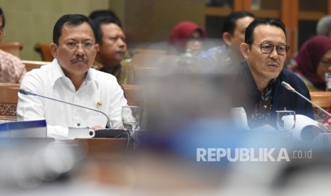 Menteri Kesehatan Terawan Agus Putranto (kiri) dan Dirut BPJS Kesehatan Fahmi Idris (kanan) mengikuti rapat kerja dengan Komisi IX DPR di Kompleks Parlemen, Senayan, Jakarta, Rabu (6/11/2019).