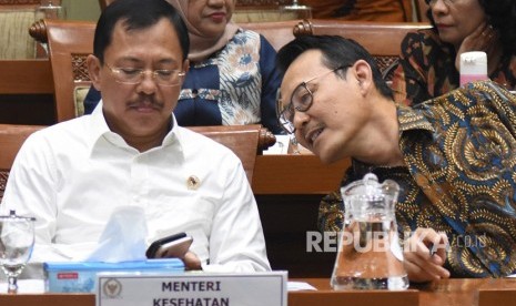 Menteri Kesehatan Terawan Agus Putranto (tengah) dan Dirut BPJS Kesehatan Fahmi Idris (kanan) bersiap mengikuti rapat kerja dengan Komisi XI DPR di Kompleks Parlemen Senayan, Jakarta, Selasa (5/11/2019).