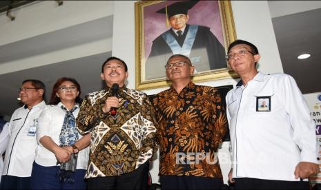 Menteri Kesehatan Terawan Agus Putranto (tengah), Juru bicara pemerintah untuk penanganan COVID-19 Achmad Yurianto (kedua kanan), Dirut RSUP Persahabatan Rita Rogayah (kedua kiri), dan Direktur Medik dan Keperawatan Alsen Arlan (kanan) memberikan keterangan pers terkait perkembangan pasien COVID-19 di RSUP Persahabatan, Jakarta, Kamis (12/3/2020).( Antara/Indrianto Eko Suwarso)