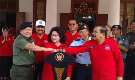 Menteri Kesehatanb Nila F. Moeloek dan Gubernur Jatim Soekarwo serta Wagub Jatim Saifullah Yusuf pada acara Kampanye Peringatan Hari AIDS sedunia di Gedung Grahadi Surabaya, Kamis (1/12)