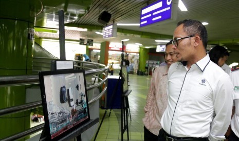 Menteri Ketenagakerjaan Hanif Dhakiri memperhatikan foto saat pembukaan pameran foto Isu Perburuan dan Serikat Pekerja di Hall Utama Stasiun Gambir, Jakarta, Rabu (23/3).