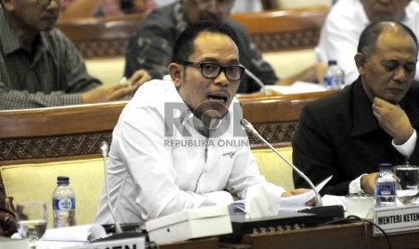 Menteri Ketenagakerjaan Hanif Dhakiri mengikuti Rapat Kerja dengan Komisi IX DPR RI di Kompleks Parlemen Senayan, Jakarta, Selasa (26/5).