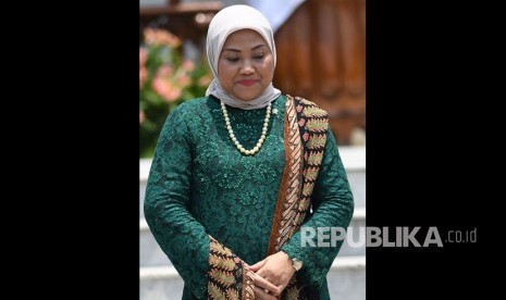 Menteri Ketenagakerjaan Ida Fauziah bersiap mengikuti foto bersama seusai pelantikan menteri Kabinet Indonesia Maju di Beranda Halaman Istana Merdeka, Jakarta, Rabu (23/10/2019).