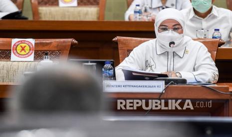 Menteri Ketenagakerjaan Ida Fauziah memberi pemaparan saat mengikuti rapat kerja dengan Komisi IX DPR, di Kompleks Parlemen, Senayan, Jakarta, Selasa (9/2/2021). Rapat kerja tersebut membahas kesiapan penyelenggaraan program sistem penempatan satu kanal (SPSK) pekerja migran Indonesia (PMI) ke Arab Saudi. 