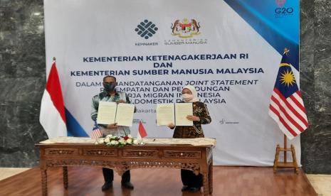 Menteri Ketenagakerjaan Ida Fauziyah dan Menteri Sumber Daya Manusia Malaysia Dato