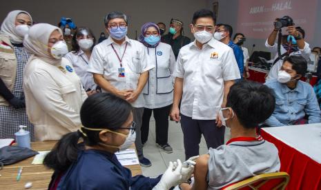 Menteri Ketenagakerjaan Ida Fauziyah (kedua kiri) bersama Ketua Umum Kamar Dagang dan Industri (Kadin) Indonesia Arsjad Rasjid (kanan) didampingi Bupati Karawang Cellica Nurrachadiana (kiri) dan Wakil Presiden Direktur PT Toyota Motor Manufacturing Indonesia (TMMIN) Nandy Juliyanto (kedua kanan) meninjau pelaksanaan vaksinasi gotong royong , di PT TMMIN, Karawang, Jawa Barat, Sabtu (10/7/2021). Menteri Ketenagakerjaan mengatakan seluruh upaya untuk mendapatkan kekebalan komunal harus dilakukan seperti Kamar Dagang dan Industri yang menjadi contoh mengombinasikan pengadaan vaksinasi gotong royong dan berkoordinasi pada setiap perusahaan industri.