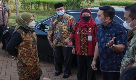 Menteri Ketenagakerjaan Ida Fauziyah (kiri) didampingi Penjabat (Pj) Bupati Batang Lani Dwi Rejeki (tengah) dan Direktur Utama Kawasan Industri Terpadu Batang (KITB) Galih Saksono (kedua kanan) bersiap meletakkan batu pertama pembangunan gedung Anjungan Sistem Informasi dan Aplikasi Pelayanan Ketenagakerjaan (SIAPKerja) di KITB, Kabupaten Batang, Jawa Tengah, Jumat (5/8/2022). Kementerian Ketenagakerjaan mencanangkan Anjungan SIAPKerja untuk melayani ketenagakerjaan secara 