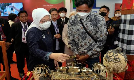 Menteri Ketenagakerjaan Ida Fauziyah (kiri) mengamati produk kerajinan saat membuka Showcasing of Indonesian G20 Presidency Exhibition yang merupakan rangkaian dari acara G20 Labour and Employment Ministers Meeting (LEMM) di Jimbaran, Badung, Bali, Senin (12/9/2022). Kementerian Ketenagakerjaan menggelar acara G20 LEMM yakni pertemuan para menteri ketenagakerjaan Anggota G20 pada 13-14 September 2022 dengan mengangkat tema Improving the Employment Condition to Recover Together atau Meningkatkan Kondisi Kerja untuk Pulih Bersama. 