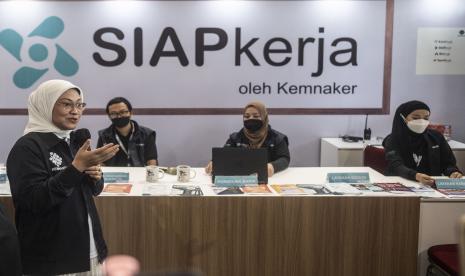 Menteri Ketenagakerjaan Ida Fauziyah (kiri) menyampaikan penjelasan tentang ekosistem digital SIAPkerja di stan Kementerian Ketenagakerjaan (Kemnaker) dalam Festival Pelatihan Vokasi dan Job Fair Nasional 2022 di JCC Senayan, Jakarta, Ahad (30/10/2022). Festival yang berlangsung 28-30 Oktober 2022 itu merupakan puncak dari acara Bulan Pelatihan Vokasi Nasional (BPVN) 2022 yang bertujuan untuk menjawab tantangan ketenagakerjaan yang semakin kompleks. 