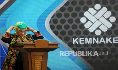 Menteri Ketenagakerjaan Ida Fauziyah menggunakan masker usai memberikan sambutan saat peluncuran Satu Data Ketenagakerjaan di Kantor Kementerian Ketenagakerjaan, Jakarta.