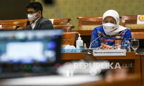 Menteri Ketenagakerjaan Ida Fauziyah mengikuti rapat kerja dengan Komisi IX DPR di Kompleks Parlemen, Senayan, Jakarta, Selasa (24/8/2021). 