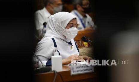 Menteri Ketenagakerjaan Ida Fauziyah mengatakan setelah Indonesia melewati puncak bonus demografi pada tahun 2030, jumlah penduduk usia lanjut akan meningkat. Pemerintah pun mencari solusi agar jaminan hidup hari tua masyarakat bisa terjaga.