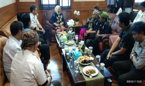 Menteri Ketenagakerjaan, Ida Fauziyah, saat berdialog dengan perwakilan SP/SB usai mengunjungi BBPLK Bandung di Bandung, pada hari Rabu (11/3).(Kemnaker)