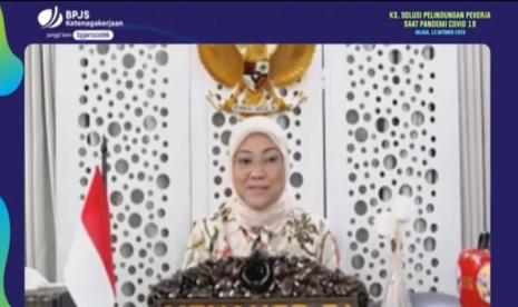 Menteri Ketenagakerjaan Ida Fauziyah saat menjadi pembicara kunci di seminar virtual bertajuk K3, Solusi Perlindungan Pekerja Saat Pandemi Covid-19 yang diselenggarakan oleh BP Jamsostek, Selasa (13/10).