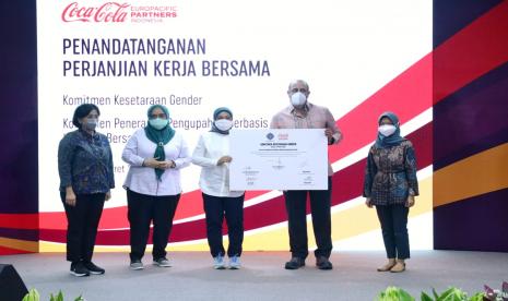 Menteri Ketenagakerjaan Ida Fauziyah (tengah) berfoto bersama manajemen PT Coca-Cola Europacific Partners (CCEP) Indonesia di Pabrik CCEP di Cibitung, Bekasi, Kamis (31/3). Ida hadir untuk menyaksikan penandatanganan Perjanjian Kerja Bersama dan Komitmen Kesetaraan Gender. 