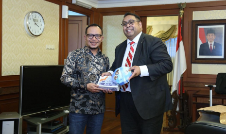 Menteri Ketenagakerjaan M Hanif Dhakiri saat menerima Presiden Indonesia Diaspora Network, Ebed Litay, di Jakarta, Jumat (8/2).