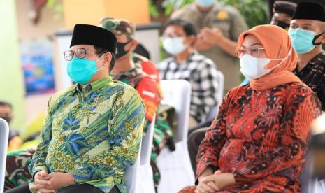 Menteri Ketenagakerjaan (Menaker) Ida Fauziyah (kanan) dan Menteri Desa, Pembangunan Daerah Tertinggal, dan Transmigrasi (Mendes PDTT) Abdul Halim Iskandar kunjungi Desa Pandanagung, Kecamatan Soko, Kabupaten Tuban, Jawa Timur, Sabtu (24/10). 