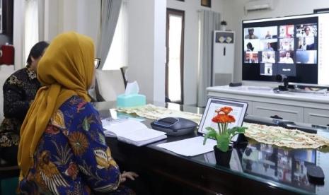 Menteri Ketenagakerjaan (Menaker) Ida Fauziyah menggelar teleconference dengan para pelaku industri pariwisata untuk berdialog dan mencari solusi dalam menghadapi wabah Covid-19. Industri pariwisata merupakan salah satu sektor paling terdampak pandemik Covid-19.