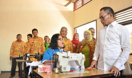 Menteri Ketenagkerjaan RI, M. Hanif Dhakiri meninjau langsung proses pelatihan vokasional di Balai Latihan Kerja (BLK) Metro, Lampung.