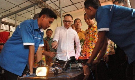 Menteri Ketenagkerjaan RI, M. Hanif Dhakiri meninjau langsung proses pelatihan vokasional di Balai Latihan Kerja (BLK) Metro, Lampung.