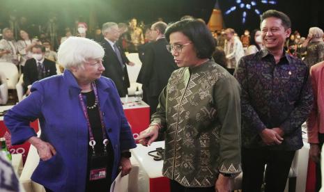 Menteri Keuangan A.S. Janet Yellen, kiri, berbicara dengan Menteri Keuangan Indonesia Sri Mulyani Indrawati, tengah, sementara Menteri Kesehatan Budi Gunadi Sadikin mendengarkan selama Peluncuran Dana Pandemi pada Pertemuan Menteri Kesehatan dan Keuangan Gabungan G20 ke-2 menjelang KTT para pemimpin G20, di Nusa Dua, Bali, Indonesia, Ahad, 13 November 2022. 