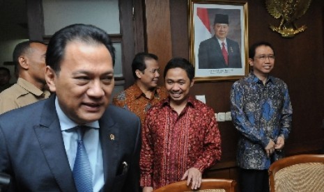 Menteri Keuangan Agus Martowardojo (kiri).