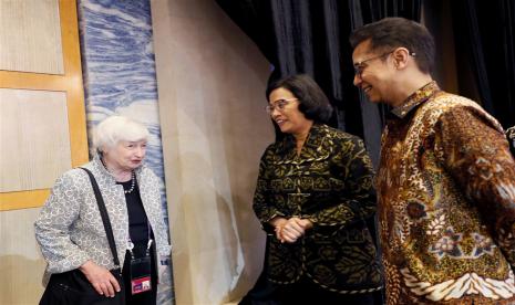  Menteri Keuangan AS Janet Yellen (kiri) berbicara dengan Menteri Keuangan Sri Mulyani Indrawati (tengah) dan Menteri Kesehatan Budi Gunadi Sadikin (kanan) selama pertemuan Menteri Keuangan dan Kesehatan Bersama G20 di Nusa Dua, Bali, Sabtu (12/11/2022).  KTT Kepala Negara dan Pemerintahan Kelompok Dua Puluh (G20) ke-17 akan diselenggarakan di Bali pada 15 hingga 16 November 2022. 