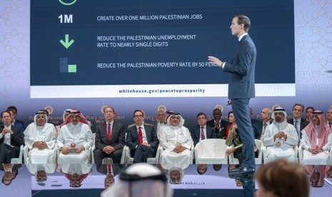 Menteri Keuangan AS Steven Mnuchin (kelima dari kiri) dan Putra Mahkota Bahrain Pangeran Salman bin Hamad Al Khalifa (keenam dari kiri) mendengarkan Penasihat Senior Gedung Putih Jared Kushner berbicara dalam pembukaan konferensi 'Peace to Prosperity' di Manama, Bahrain, Selasa (25/6).