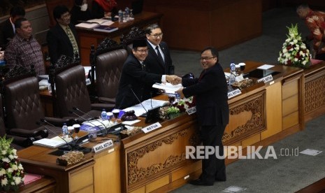 Menkeu Bambang Brodjonegoro (kanan) menyerahkan laporan pendahuluan RAPBN 2017 kepada Wakil Ketua DPR Taufik Kurniawan pada rapat paripurna ke 27 masa persidangan V tahun 2015-2016 di Kompleks Parlemen, Jumat (20/5).(Republika/Rakhmawaty La'lang)