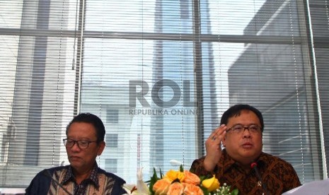 Menteri Keuangan, Bambang Brodjonegoro (kanan), Pelaksana Tugas (Plt) Dirjen Pajak Kementerian Keuangan Ken Dwijugiasteadi berbicara kepada media saat menjelaskan penerimaan pajak 2015 di kantor pusat Pajak, Jakarta Senin (11/1). 