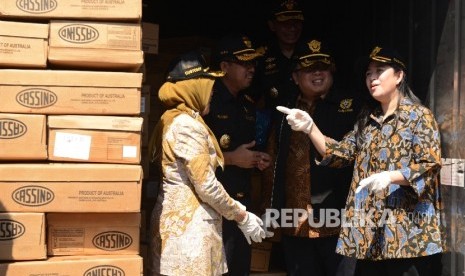 Menteri Keuangan Bambang Brodjonegoro (kedua kanan) bersama Menteri Koordinator Pembangunan Manusia dan Kebudayaan (PMK) Puan Maharani (kanan) selaku yang membawahi Kemensos meninjau daging sitaan sesaat sebelum dihibahkan di Pelabuhan Tanjung Priok.