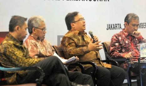 Menteri Keuangan, Bambang Brodjonegoro (kedua kanan) menjadi pembicara dalam dialog energi 