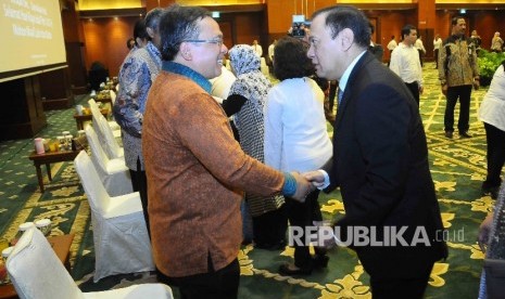 Menteri Keuangan Bambang Brodjonegoro (kiri) bersalaman dengan Gubernur Bank Indonesia (BI) Agus Martowardojo (kanan) saat halalbihalal di Gedung Kementerian Keuangan, Jakarta, Senin (11/7