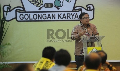 Menteri Keuangan Bambang Brodjonegoro (kiri) memberikan paparan saat mengikuti Seminar di kantor DPP Partai Golkar, Jakarta, Rabu (11/11).