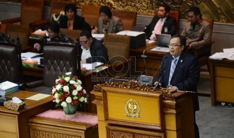 Menkeu Bambang Brodjonegoro membacakan laporan pertanggungjawaban saat sidang paripurna ke-34 di Kompleks Parlemen, Jakarta, Kamis (25/6). (Republika/Raisan Al Farisi)